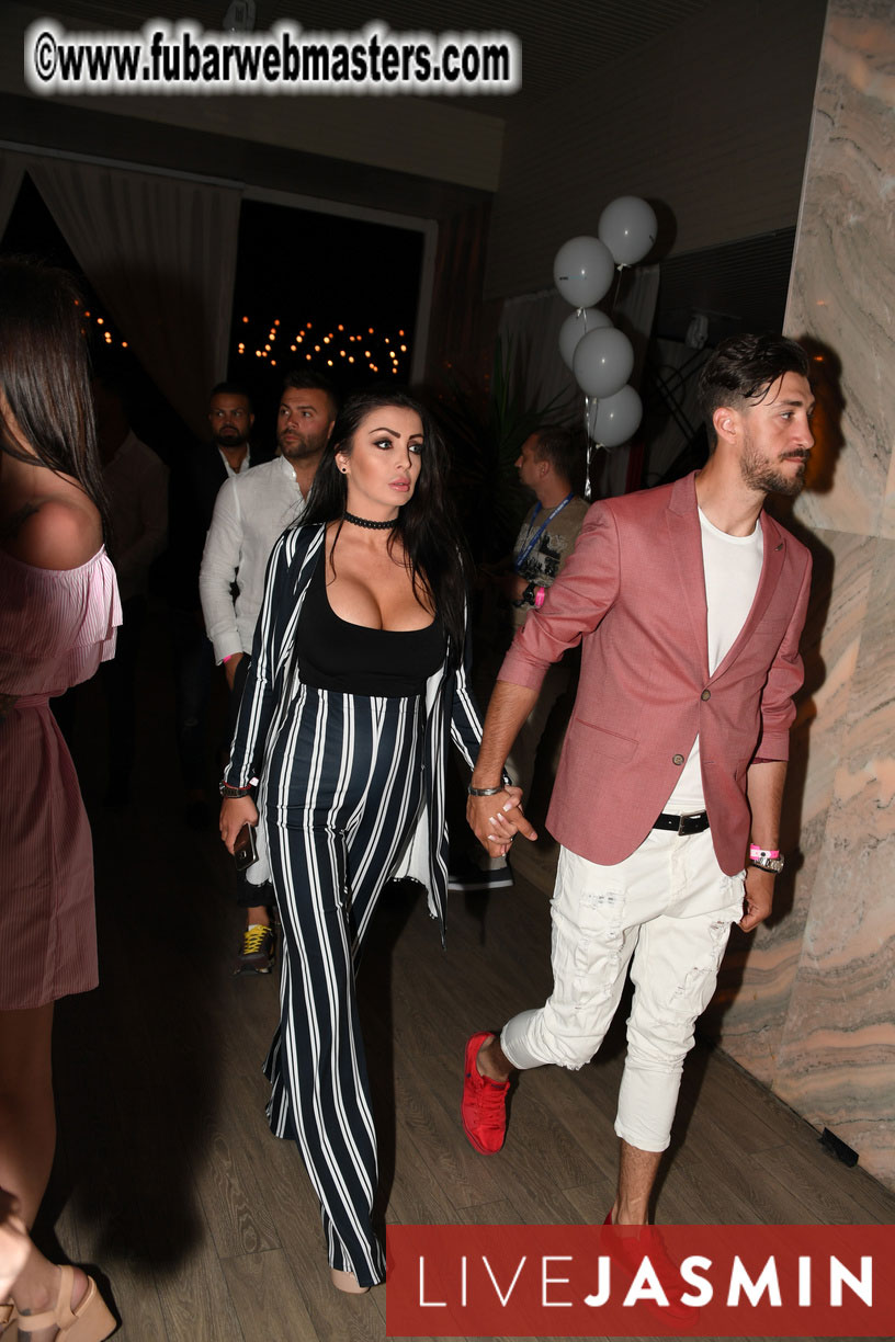 FreeWebCams White Party