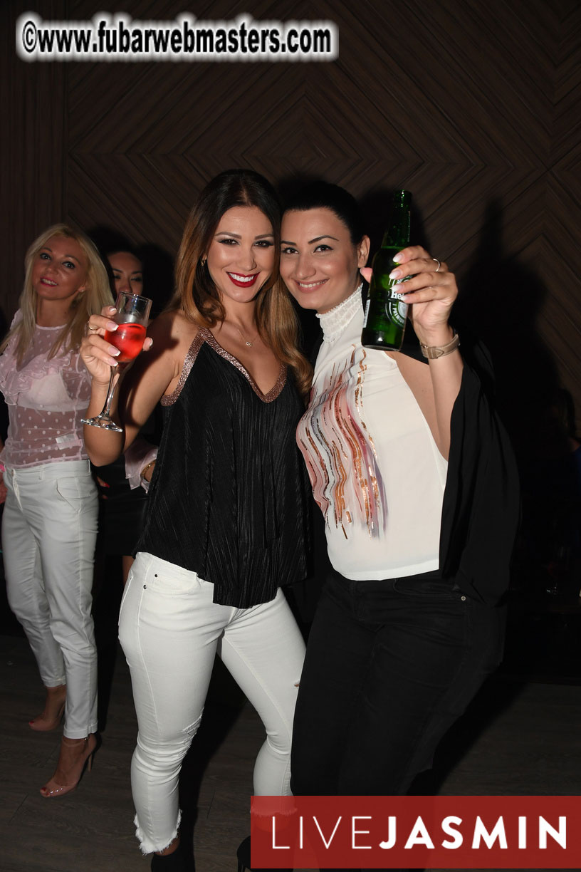 FreeWebCams White Party