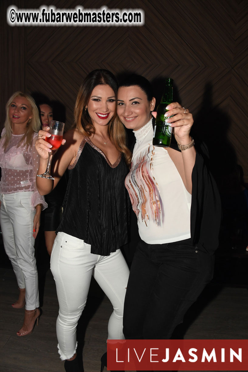 FreeWebCams White Party