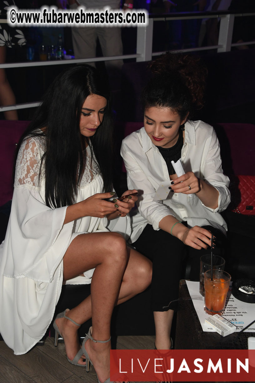 FreeWebCams White Party