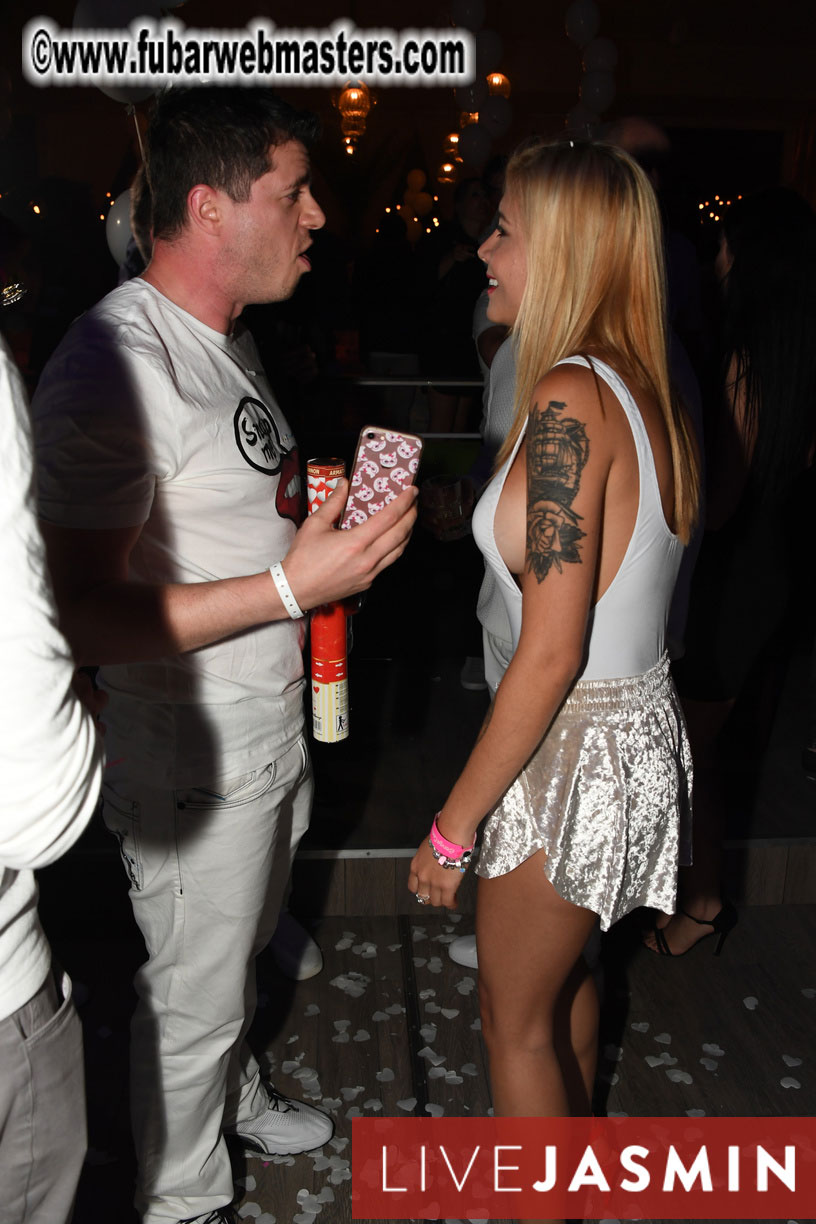 FreeWebCams White Party