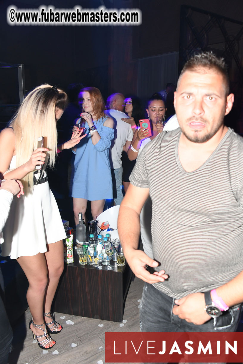 FreeWebCams White Party