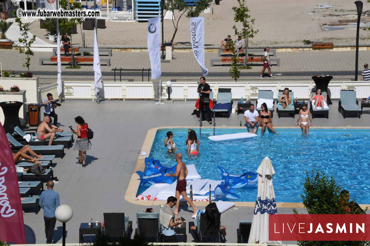 BongaCams & StripChat Pool Party