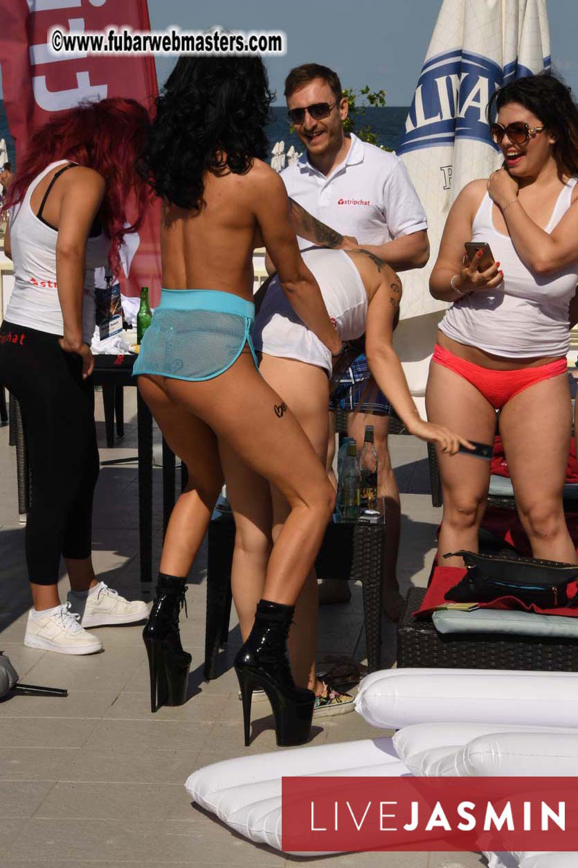 BongaCams & StripChat Pool Party