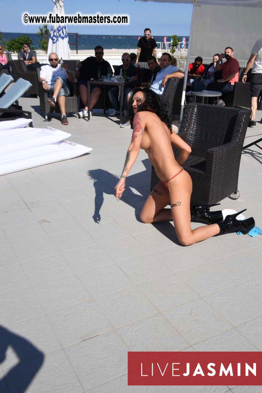 BongaCams & StripChat Pool Party