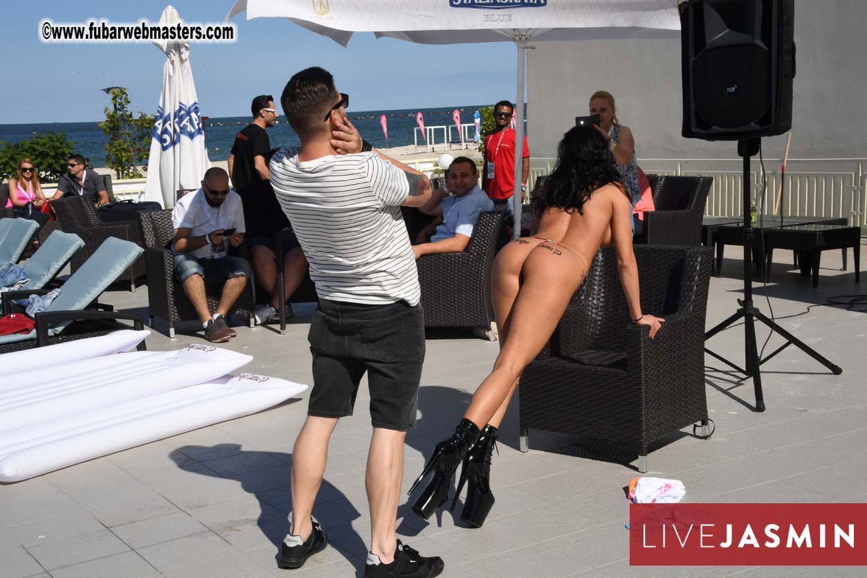 BongaCams & StripChat Pool Party