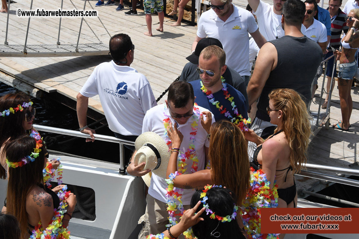 Boat Trip with Cool Drinks & Hot Girls