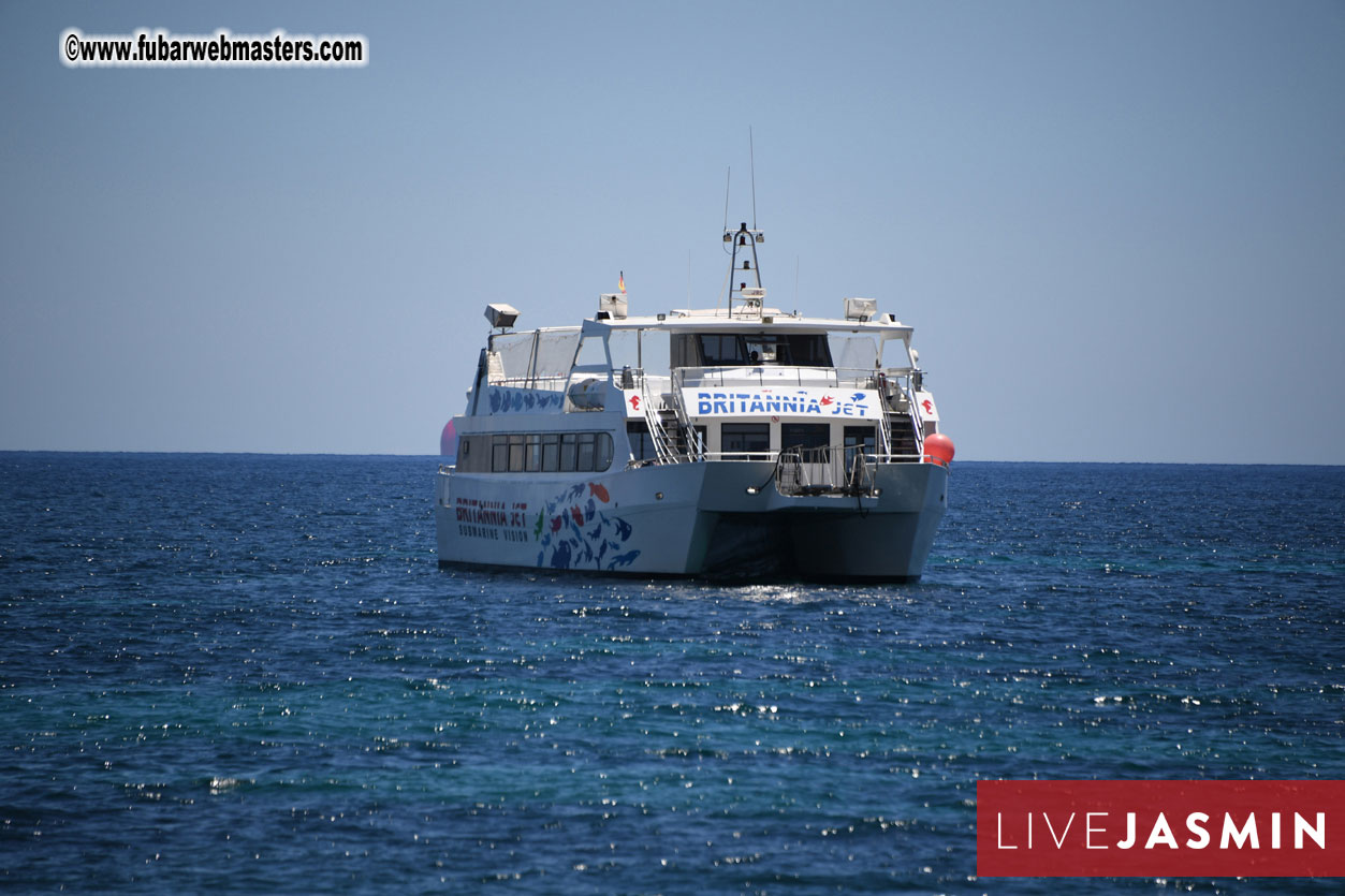 Boat Trip with Cool Drinks & Hot Girls