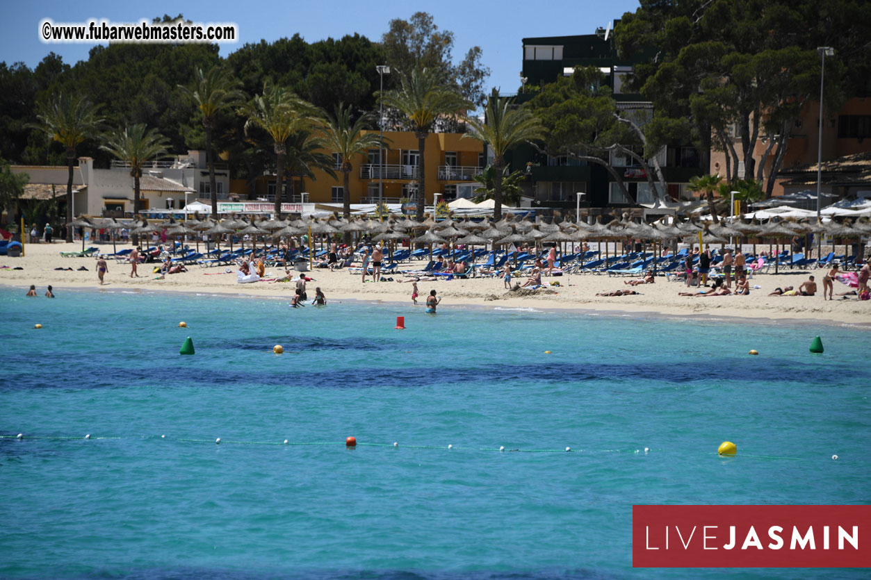 Boat Trip with Cool Drinks & Hot Girls