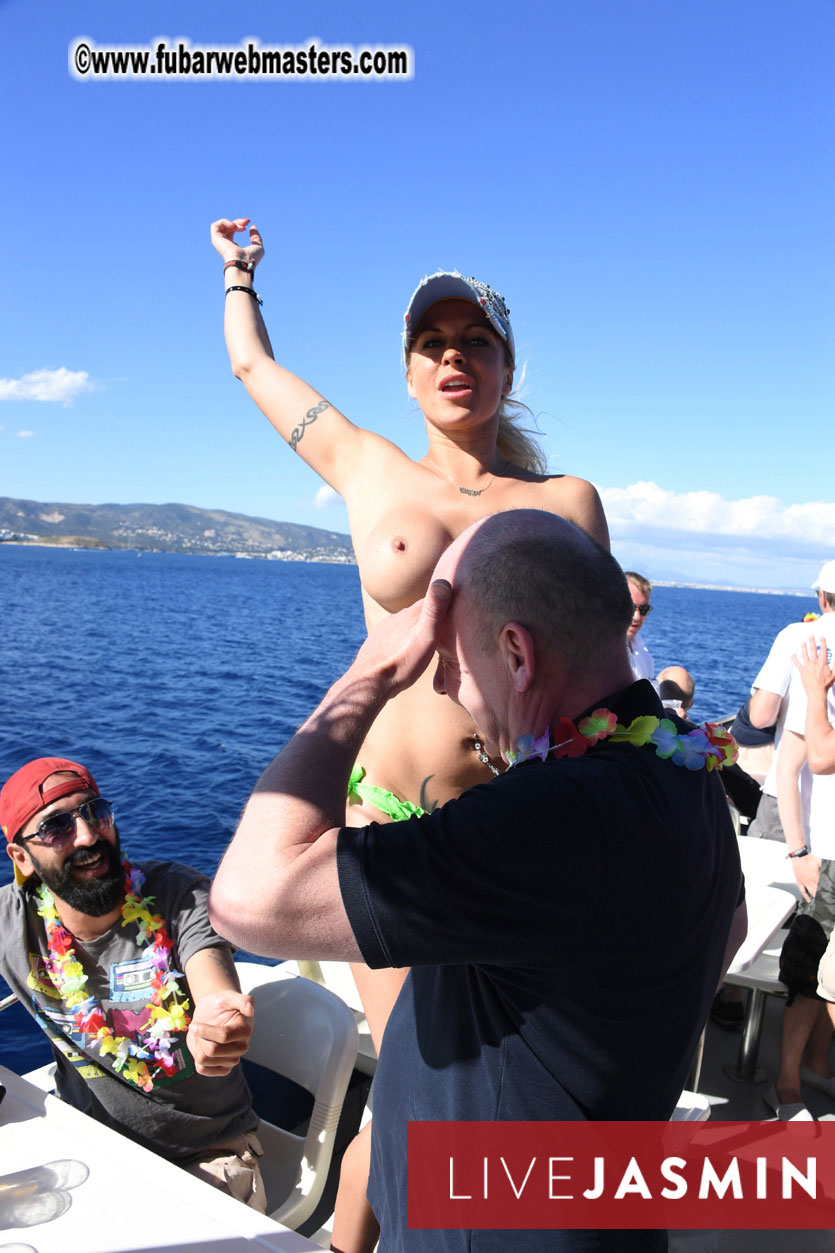 Boat Trip with Cool Drinks & Hot Girls