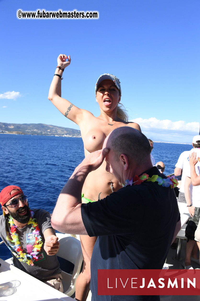 Boat Trip with Cool Drinks & Hot Girls