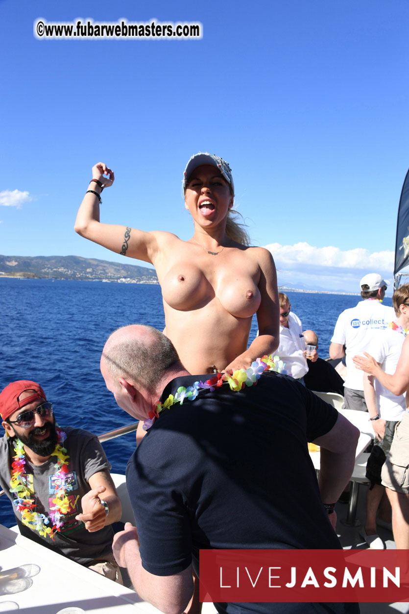 Boat Trip with Cool Drinks & Hot Girls