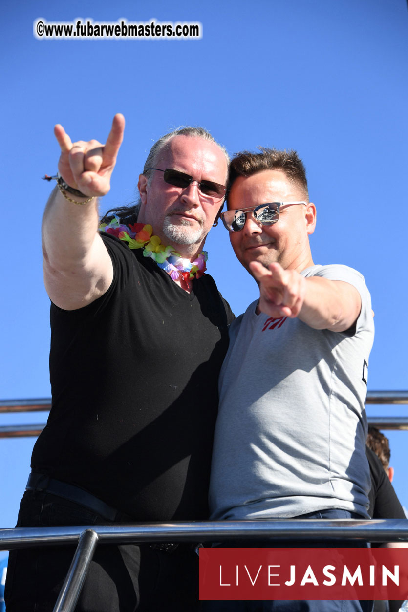 Boat Trip with Cool Drinks & Hot Girls