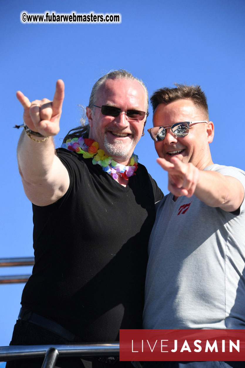 Boat Trip with Cool Drinks & Hot Girls