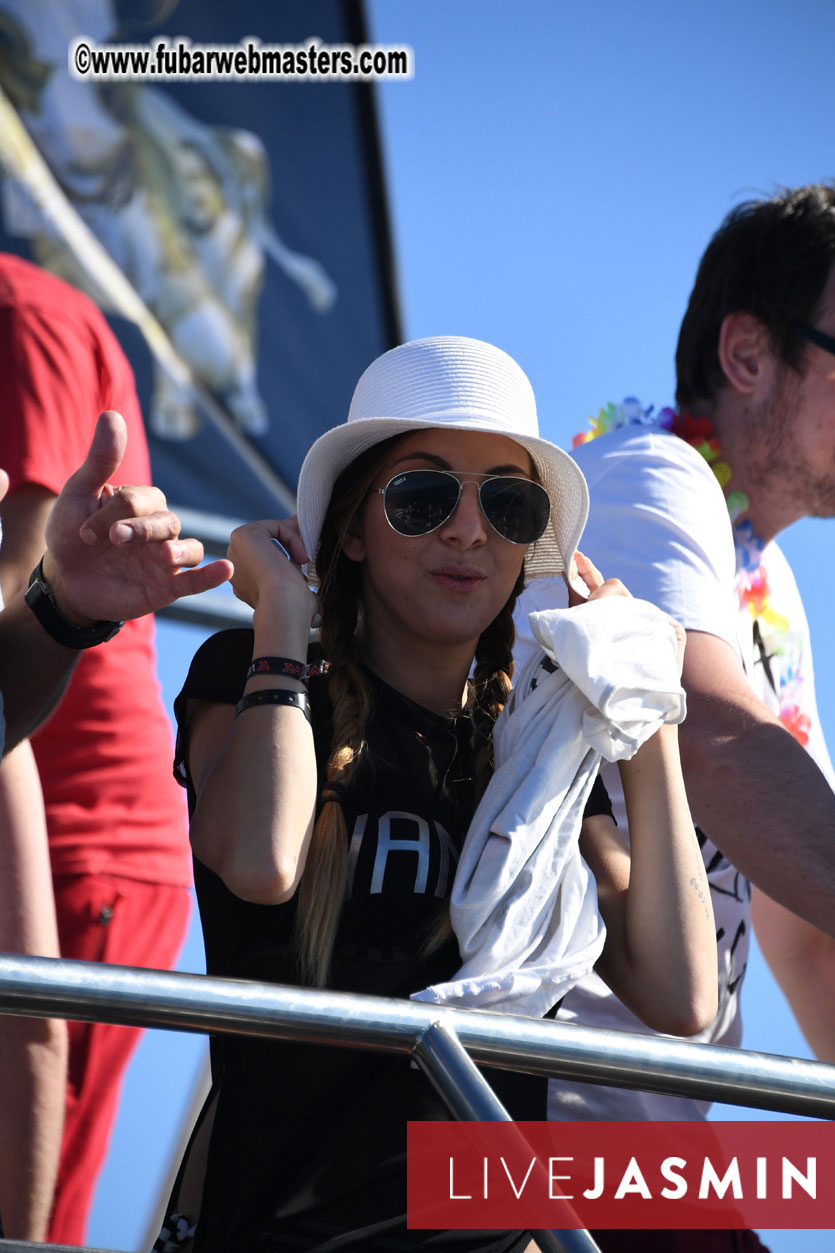 Boat Trip with Cool Drinks & Hot Girls