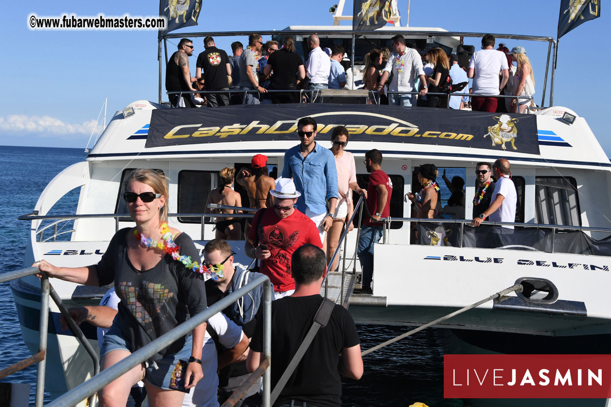 Boat Trip with Cool Drinks & Hot Girls