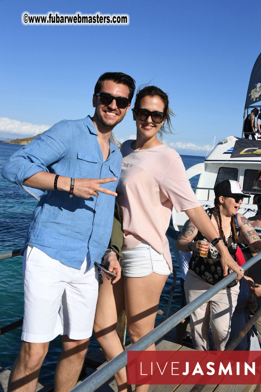 Boat Trip with Cool Drinks & Hot Girls