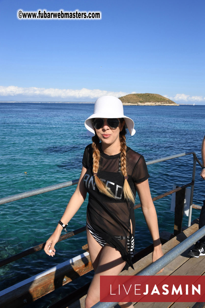 Boat Trip with Cool Drinks & Hot Girls