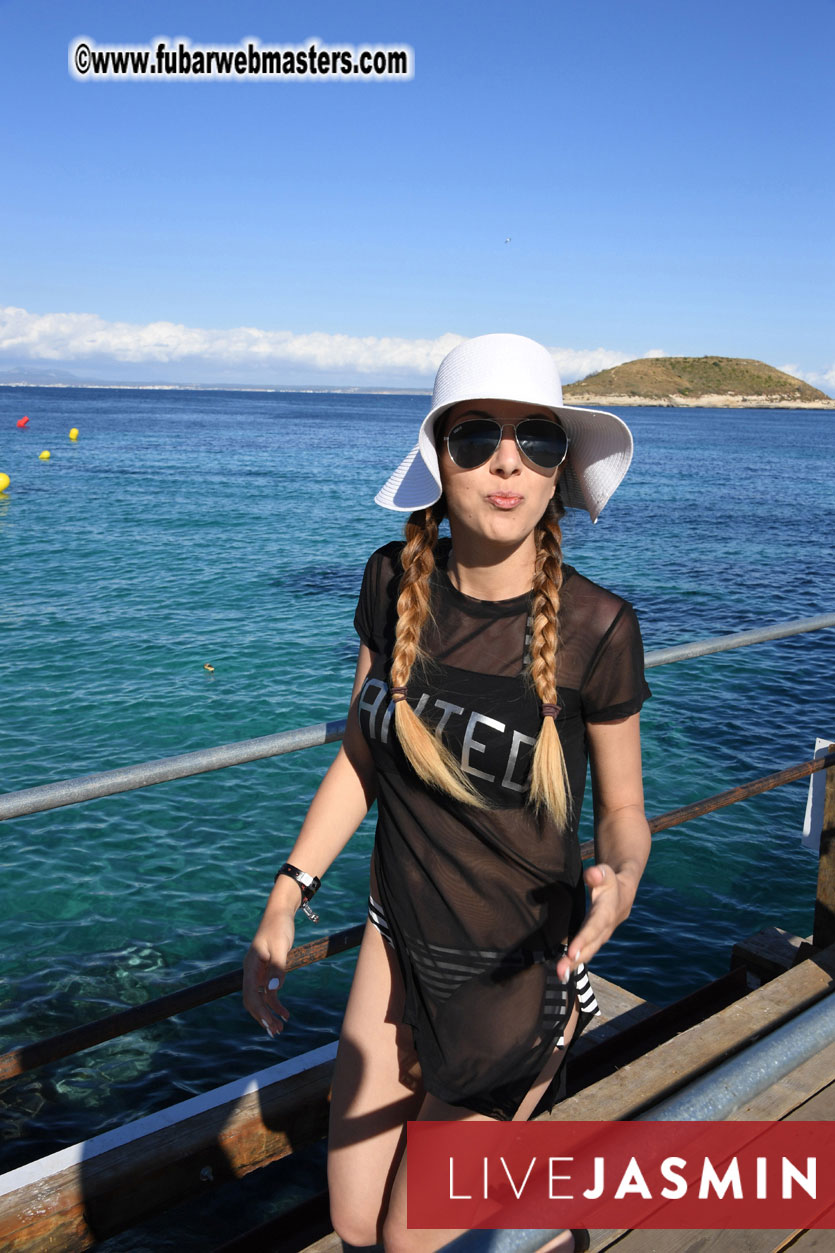 Boat Trip with Cool Drinks & Hot Girls