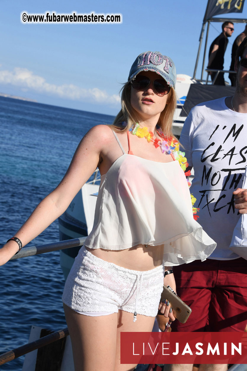 Boat Trip with Cool Drinks & Hot Girls