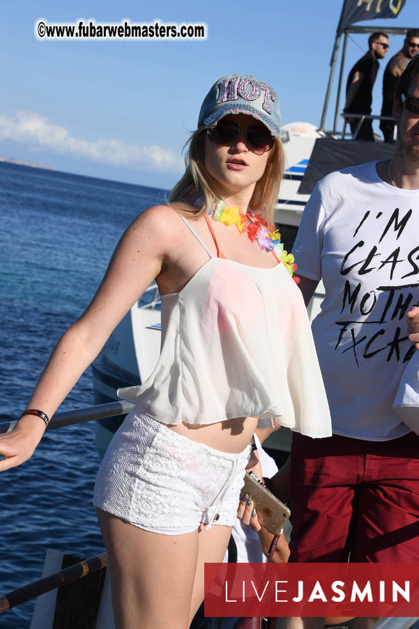 Boat Trip with Cool Drinks & Hot Girls