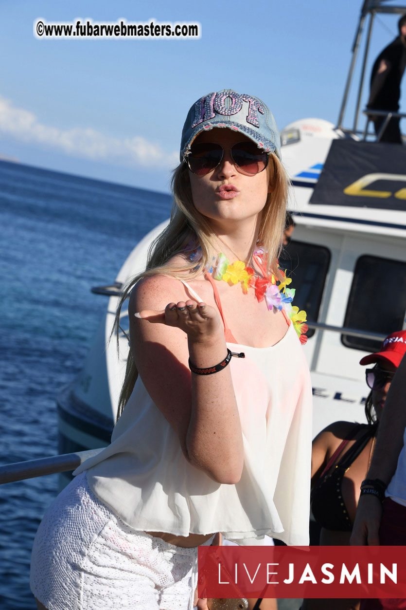 Boat Trip with Cool Drinks & Hot Girls