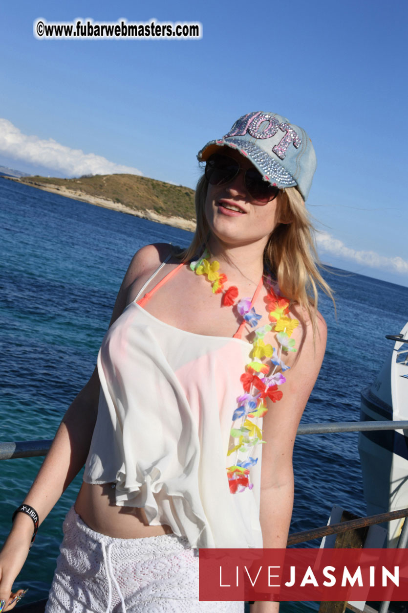 Boat Trip with Cool Drinks & Hot Girls