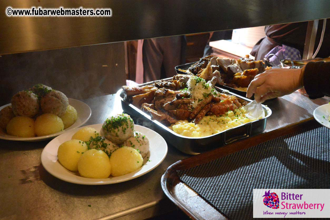 Seating in the legendary beer tent Zur Bratwurst