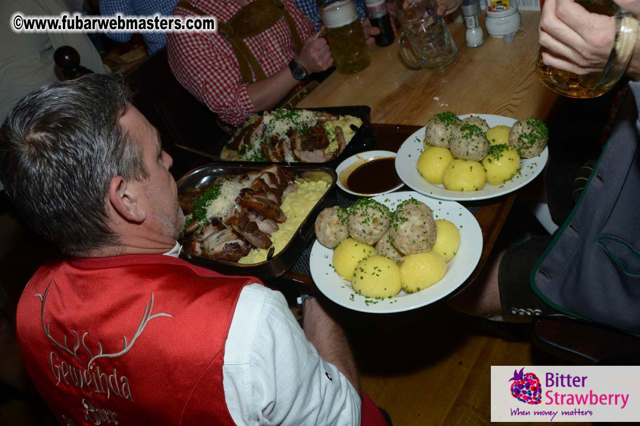Seating in the legendary beer tent Zur Bratwurst