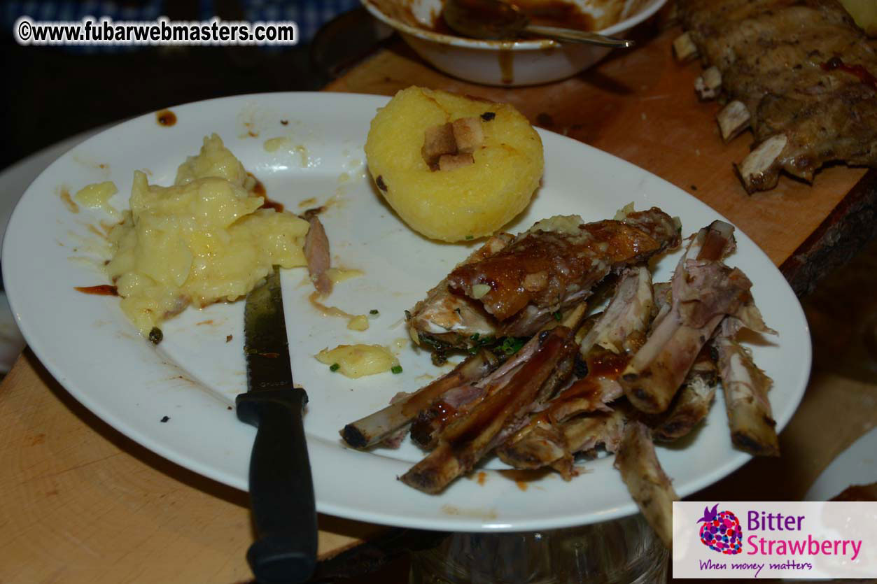 Seating in the legendary beer tent Zur Bratwurst