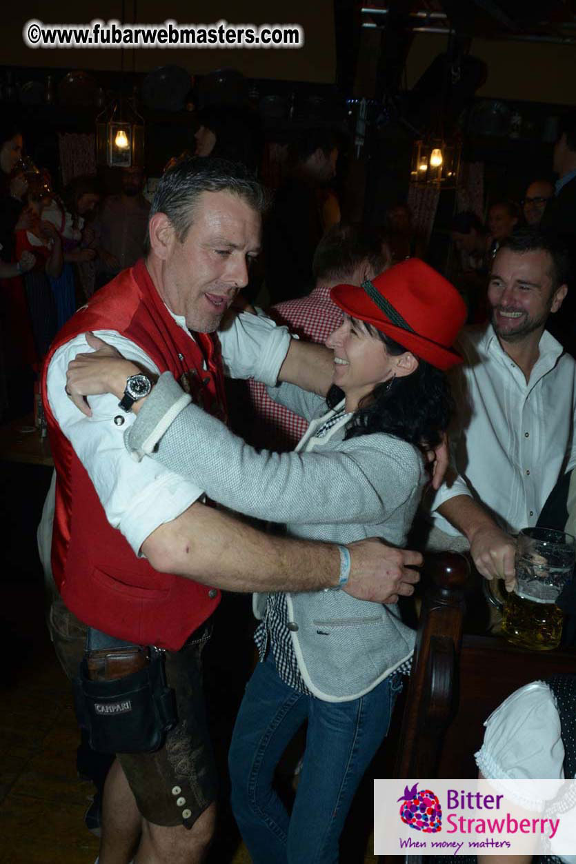 Seating in the legendary beer tent Zur Bratwurst