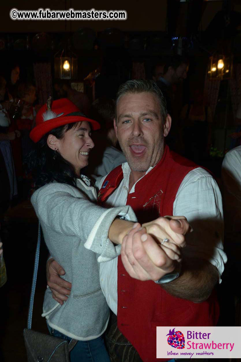 Seating in the legendary beer tent Zur Bratwurst