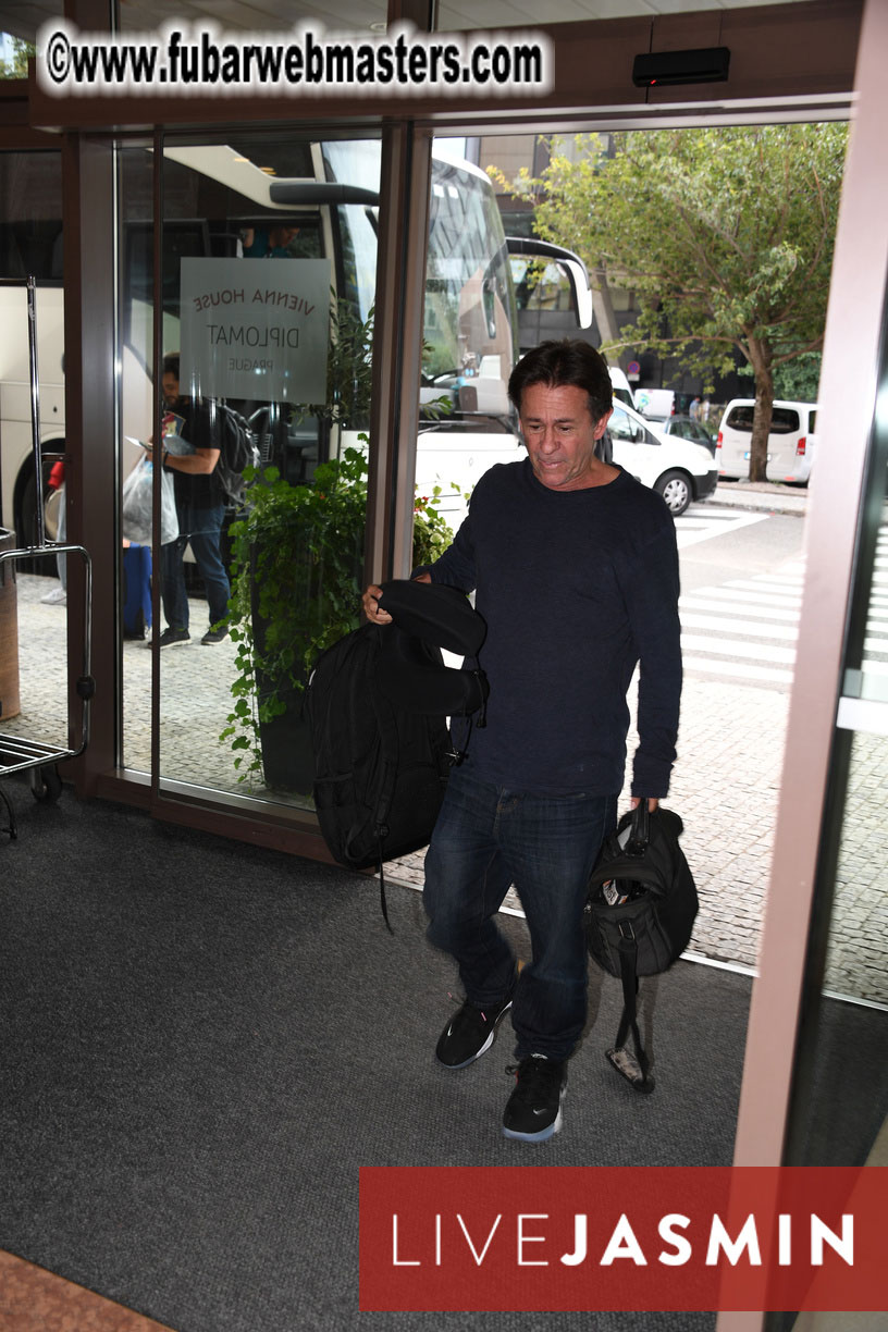 Arrivals on Mojo Coach from Berlin