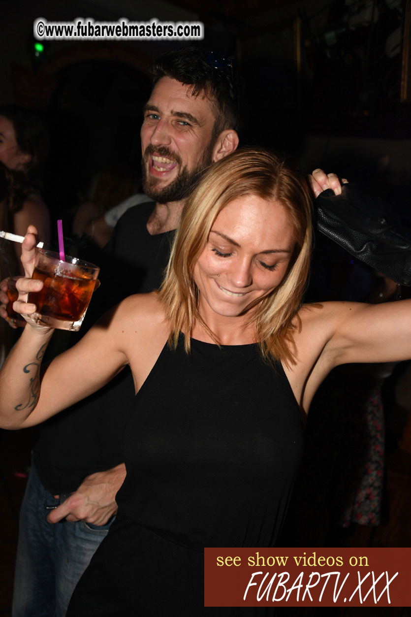 Toms Bar - beware of pickpockets