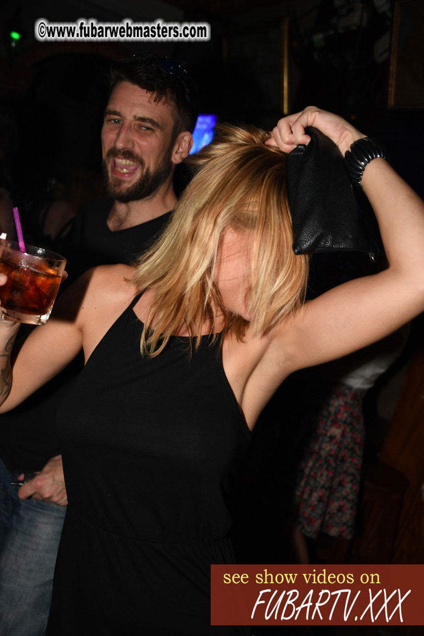 Toms Bar - beware of pickpockets