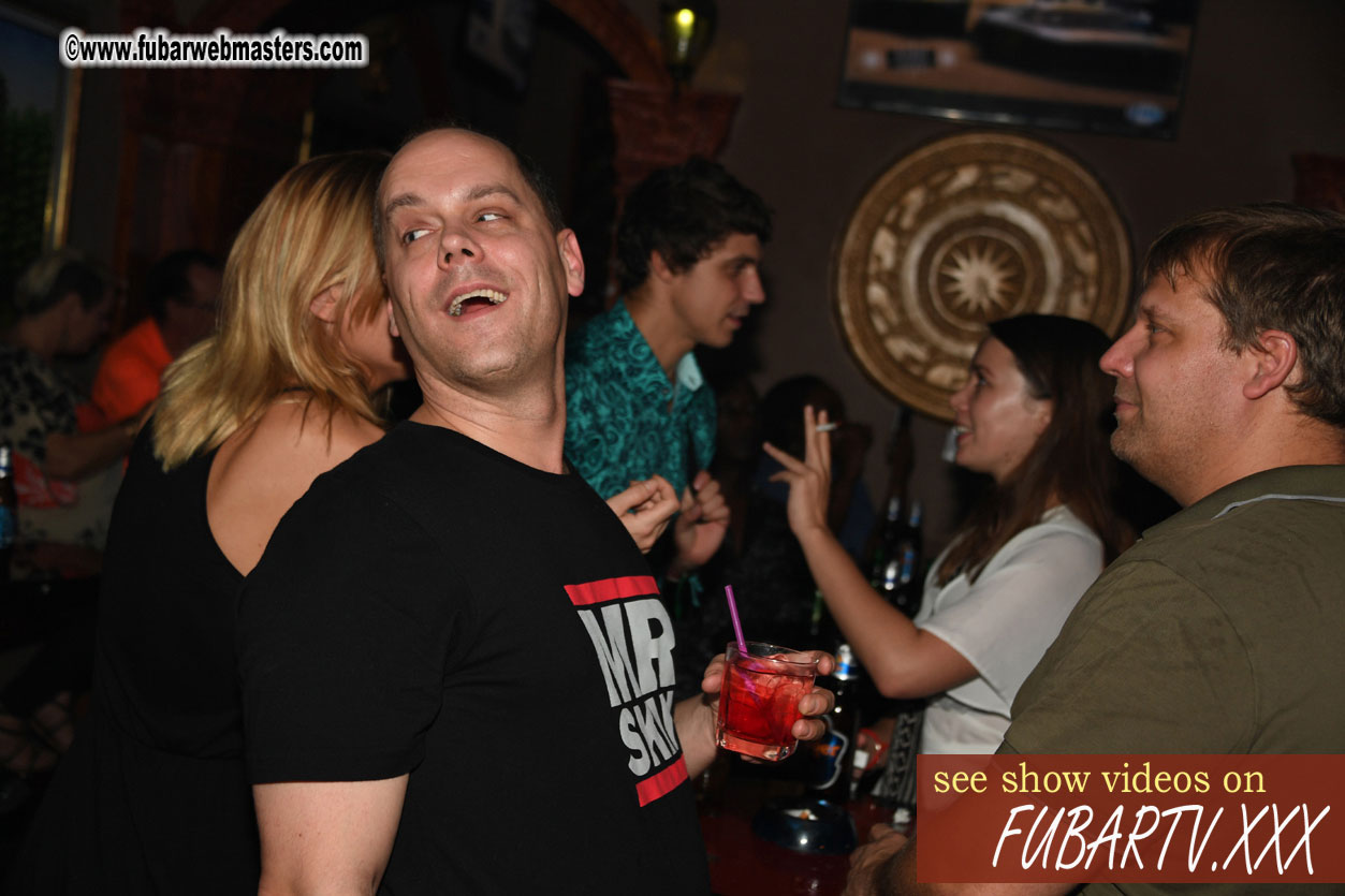 Toms Bar - beware of pickpockets