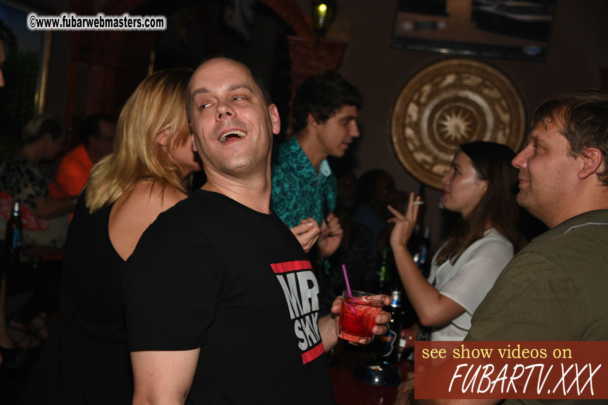 Toms Bar - beware of pickpockets