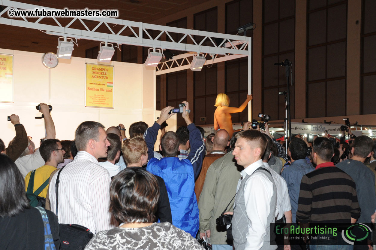 14.Venus showfloor Day 3