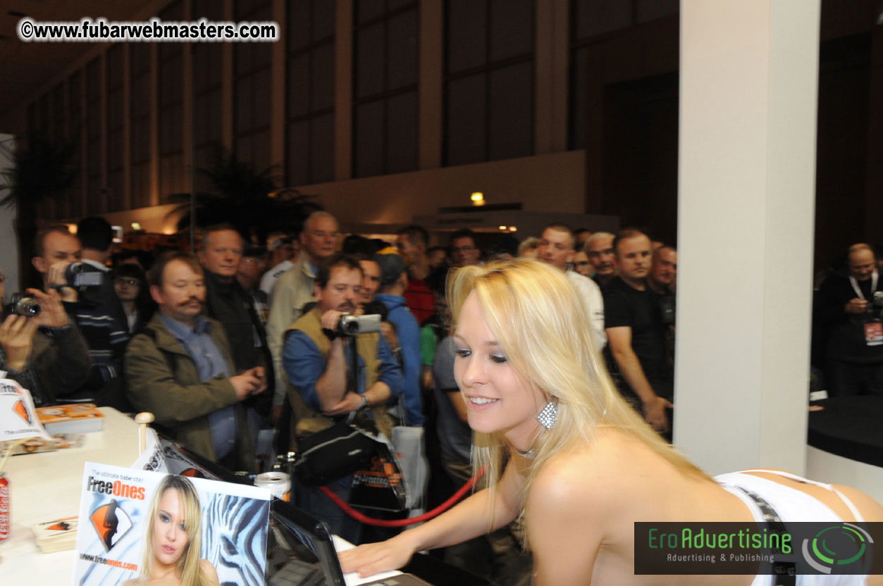 14.Venus showfloor Day 3