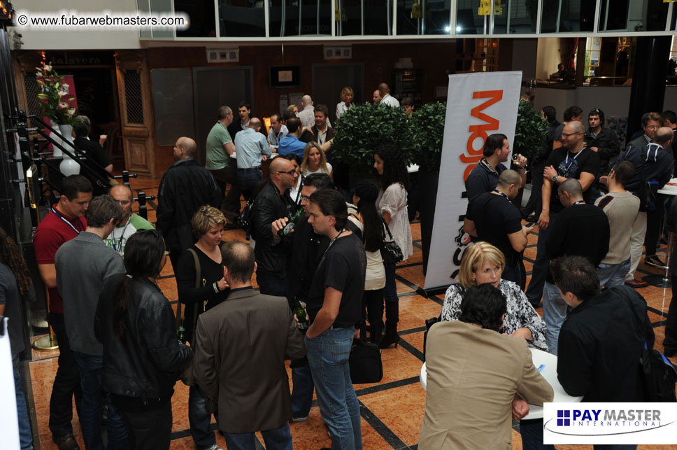 Cocktail Bar: MojoHost Buys The Drinks!