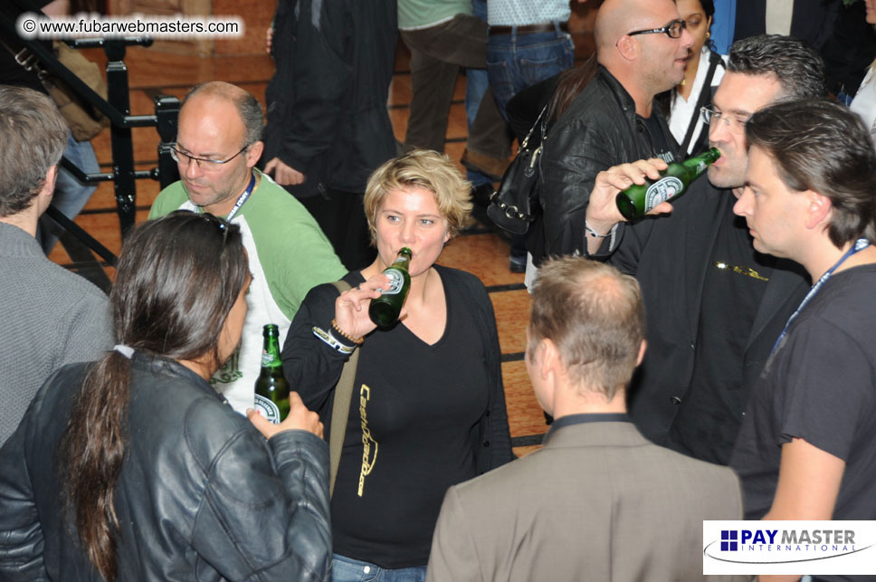 Cocktail Bar: MojoHost Buys The Drinks!