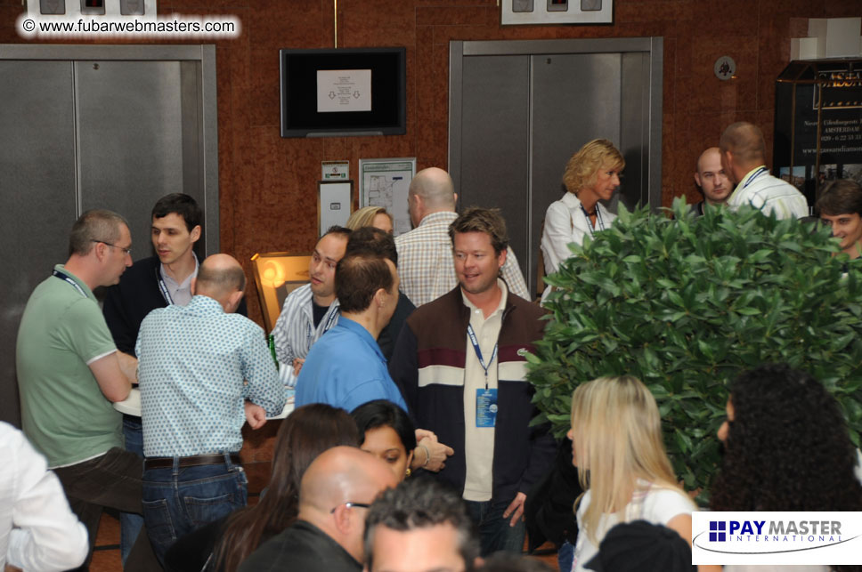 Cocktail Bar: MojoHost Buys The Drinks!