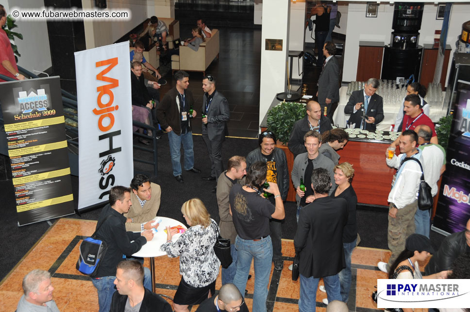 Cocktail Bar: MojoHost Buys The Drinks!