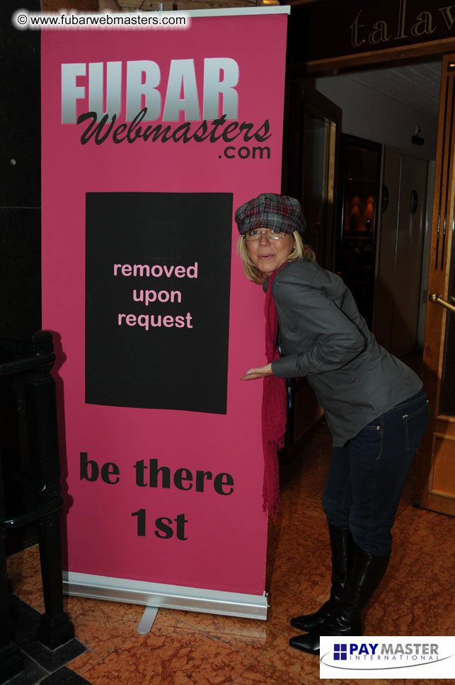 Cocktail Bar: MojoHost Buys The Drinks!