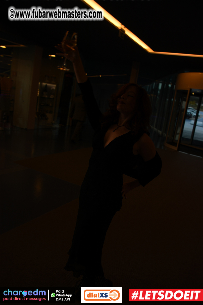 Pre-show MoJoHost Happy Hour